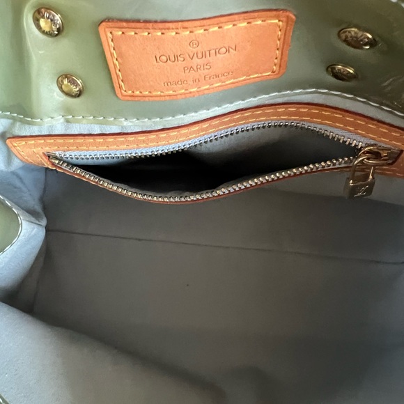 Louis Vuitton Monogram Vernis Reade PM tote bag in sage green patent leather. - Picture 5 of 17